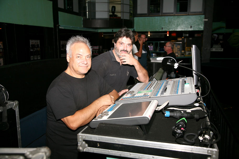 In primo piano Paolo Fossataro, lighting designer e scenografo, assieme all’operatore luci Roberto Giansante